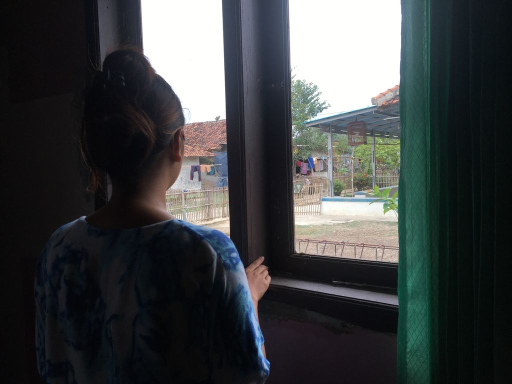 NT (19), korban perdagangan anak, saat ditemui di rumahnya di Subang, Jawa Barat, pada Kamis (2/2/2023). NT pernah dipaksa menjadi pekerja di salah satu kafe di Gang Royal, Kampung Rawa Bebek, Penjaringan, Jakarta Utara.