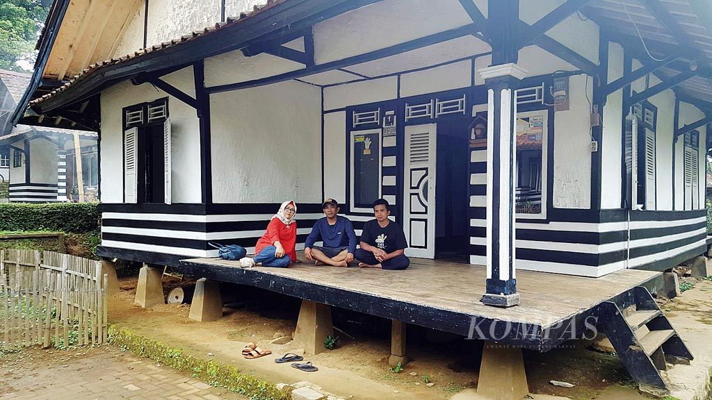 Sejumlah rumah petani di Kampung Tajur, Desa Pasanggrahan, Kecamatan Bojong, Kabupaten Purwakarta,  diubah menjadi homestay. Semua rumah di kampung di lereng barat Gunung Burangrang itu bentuknya sama, yakni rumah tradisional Sunda, julang ngapak.