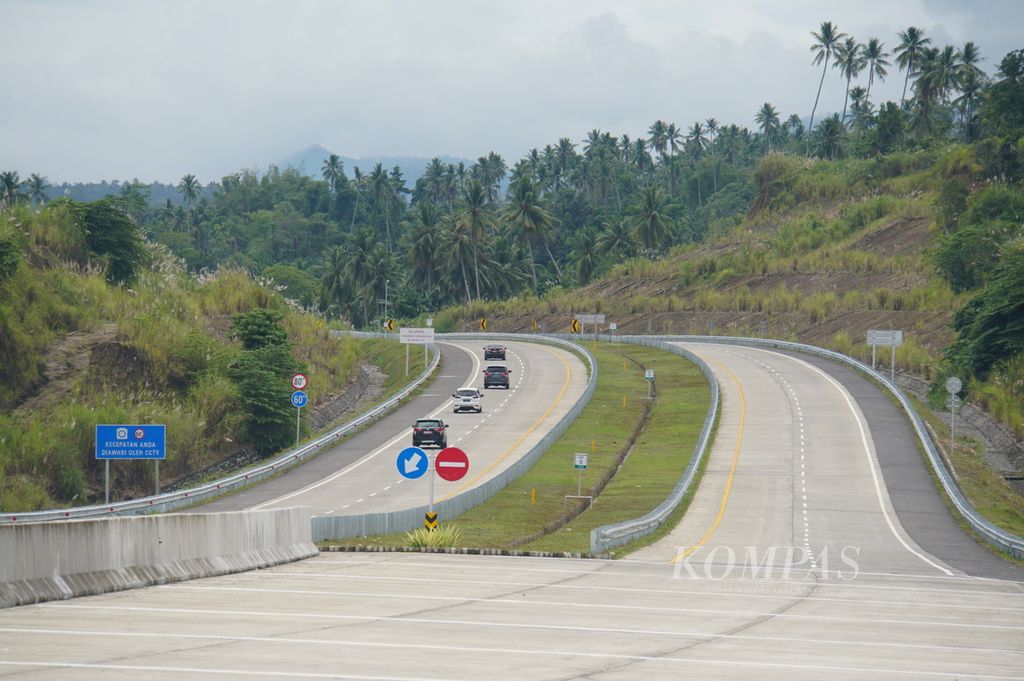 Beberapa pengendara dari Manado sudah mulai menggunakan Jalan Tol Manado-Bitung melalui Gerbang Tol Manado, Sulawesi Utara, Rabu (30/9/2020).