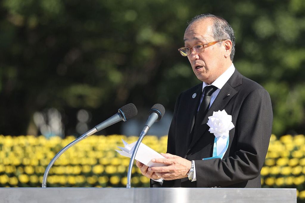 Wali Kota Hiroshima Kazumi Matsui membacakan deklarasi perdamaian pada upacara peringatan 78 tahun serangan bom atom pertama di dunia di Taman Peringatan Perdamaian, Hiroshima, Jepang, Minggu (6/8/2023). 