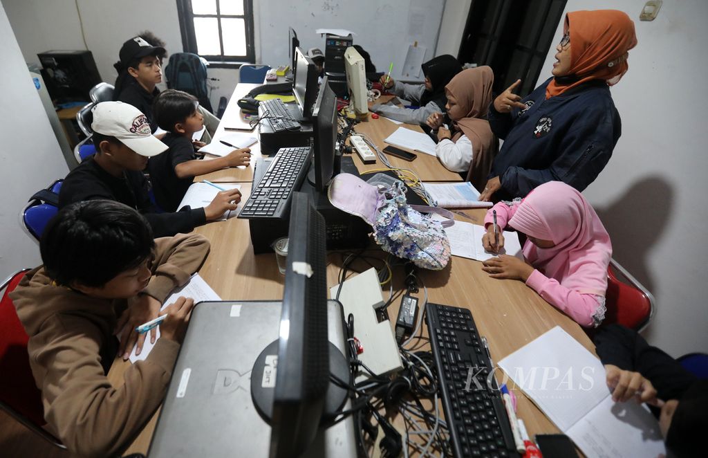 Peserta didik mengikuti proses belajar kejar Paket A di ruang kelas komputer Rumah Belajar JICT di kawasan Koja, Jakarta Utara, Senin (6/3/2023). 