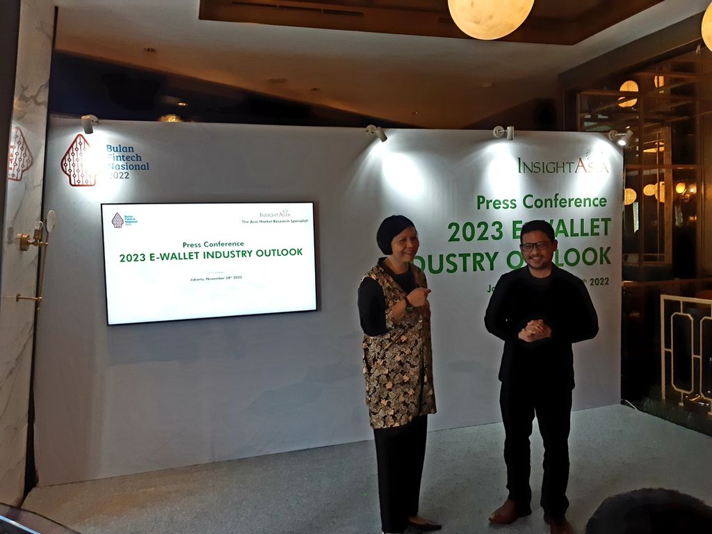 Research Director InsightAsia Olivia Samosir (kiri) dan peneliti juga pengajar Fakultas Ekonomi dan Bisnis Universitas Indonesia (FEB UI) Fithra Faisal (kanan) dalam acara jumpa pers “E-Wallet Industry Outlook 2023” oleh InsightAsia, Jakarta, Senin (28/11/2022). 