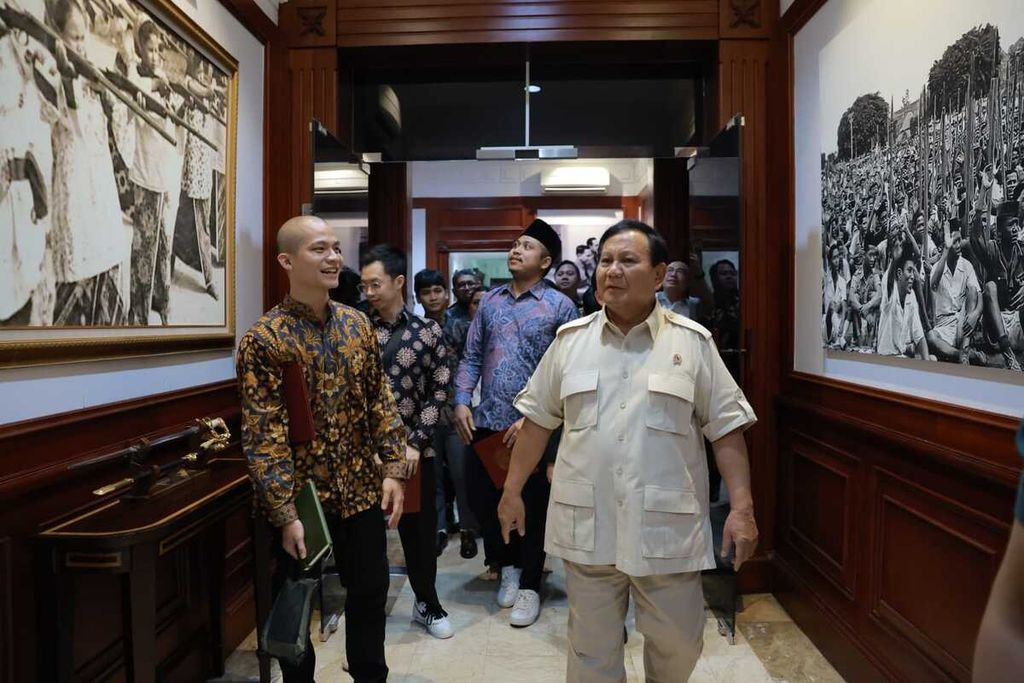 Bakal capres dari Partai Gerindra yang juga Menteri Pertahanan Prabowo Subianto mengajak para pemengaruh atau <i>influencer</i> muda berkeliling kantor Kementerian Pertahanan, Jakarta, Kamis (3/8/2023).
