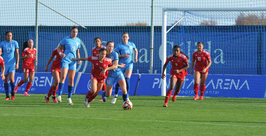 Tim putri U-17 Filipina melawan Inggris di Piala MIMA edisi ke-4 pada Februari lalu di Spanyol.