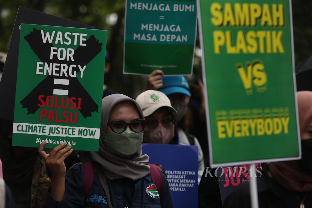 Ratusan anak muda dari enam provinsi se-Jawa menggelar aksi unjuk rasa setelah mengikuti pawai Youth20ccupy: Voice of the Future dari Jalan Gatot Subroto menuju kantor Kementerian Lingkungan Hidup (KLH), Jakarta, Kamis (21/7/2022). 