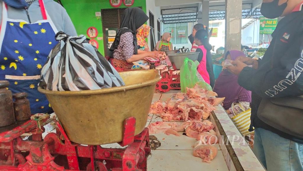 Lapak-lapak penjualan ayam potong di Pasar Rejowinangun, Kota Magelang, mulai ramai diserbu pembeli, seperti terlihat Rabu (19/4/2023). Lebaran selalu identik dengan makanan khas opor ayam sehingga bahan baku ayam selalu ramai diminati di setiap hari raya Idul Fitri.