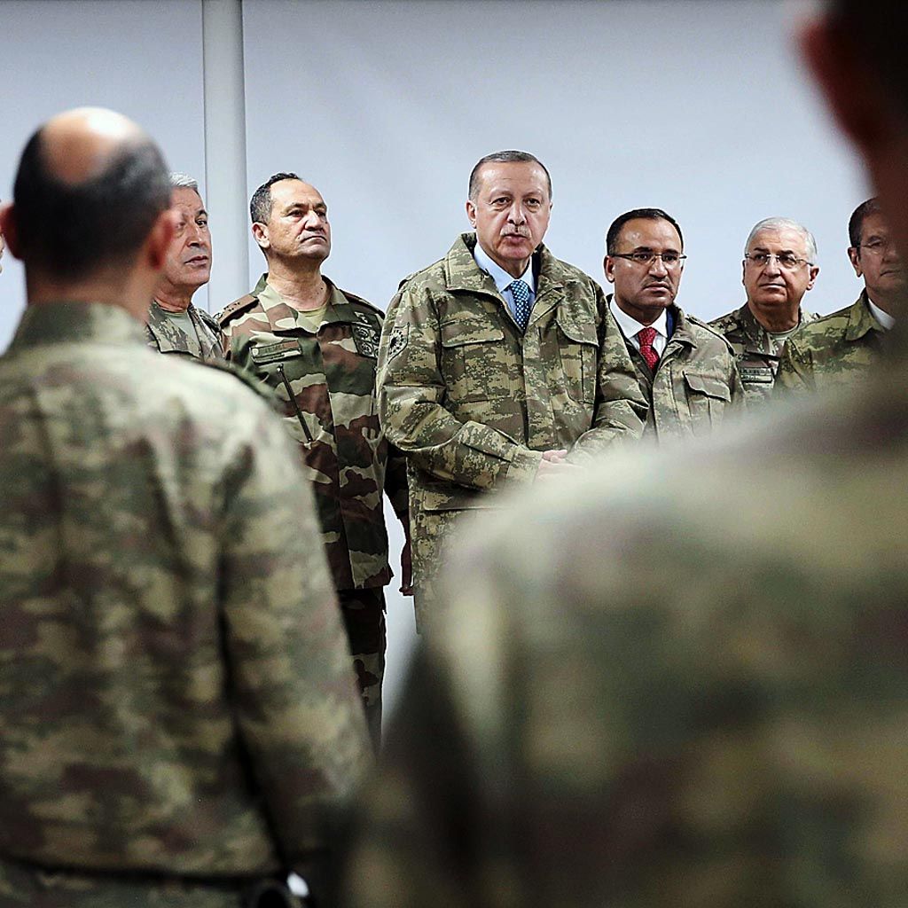 Dalam  foto yang dirilis Kamis lalu, Presiden Turki Recep Tayyip Erdogan (tengah) memberikan pidato di hadapan para tentara, di Pangkalan Hatay, Turki selatan. 