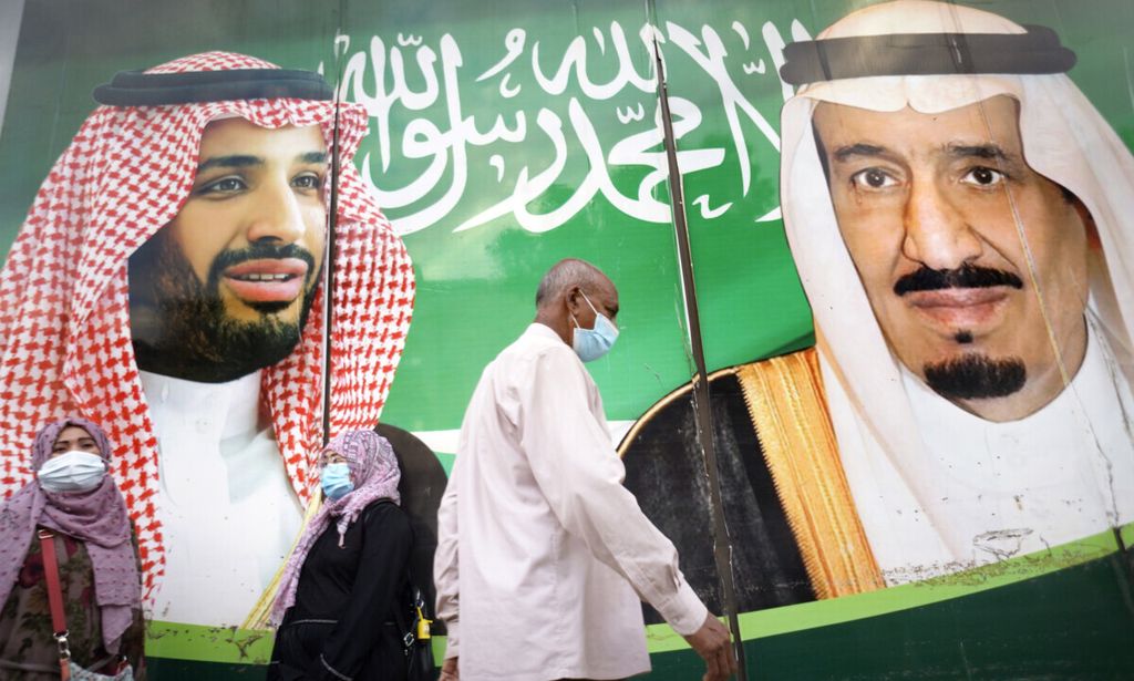 Poster Raja Arab Saudi Salman bin Abdulaziz al-Saud (kanan) dan Putra Mahkota Arab Saudi Pangeran Mohammed bin Salman (kiri) terpampang di luar sebuah mal di Jeddah, Arab Saudi, 5 Februari 2021. 