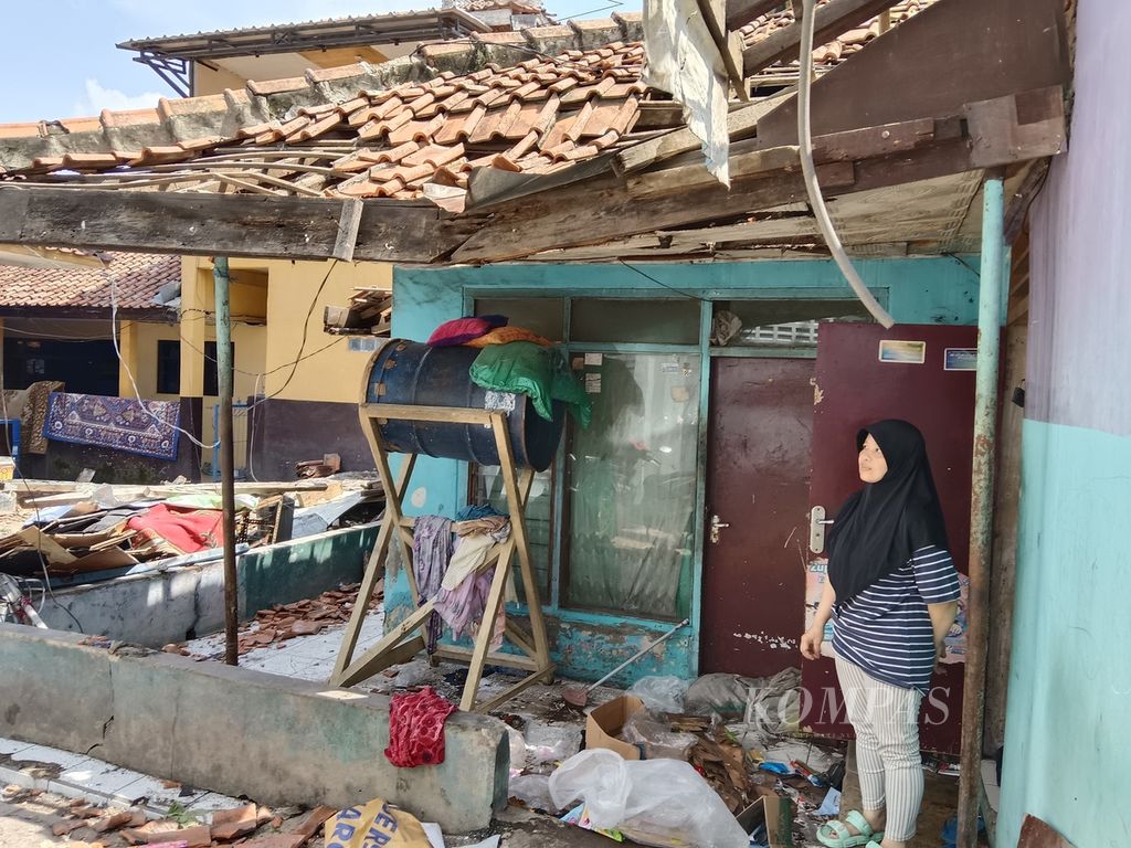 Dewi Kartini, warga Dusun Citanggulun, Kecamatan Jatinangor, Kabupaten Sumedang, Jawa Barat, yang rumahnya rusak berat, Kamis (22/2/2024), akibat diterjang puting beliung pada Rabu (21/2/2024) pukul 15.40.