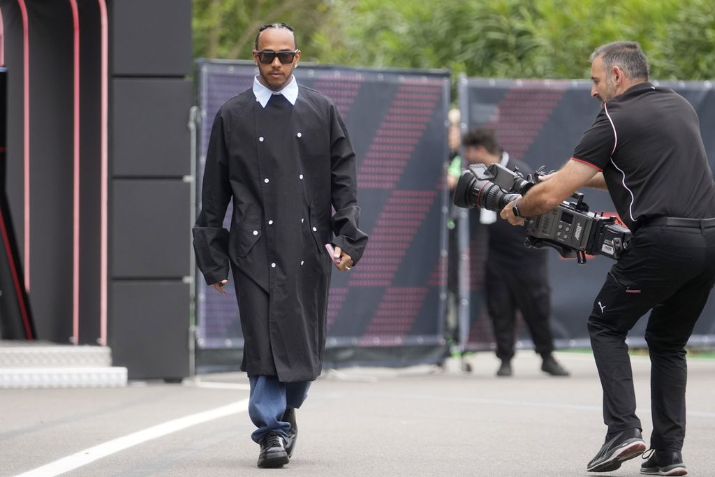 Mercedes racer, Lewis Hamilton (left), arrives at the Dino and Enzo Ferrari racing track in Imola, Italy, Thursday (16/5/2024). He entered as a newcomer to the list of the richest people in England according to the <i>Sunday Times</i>.
