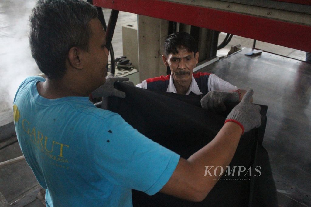 Aktivitas pekerja di PT Garut Makmur Perkasa, salah satu pabrik pengolahan kulit di Kabupaten Garut, Jawa Barat, Kamis (28/3/2024).