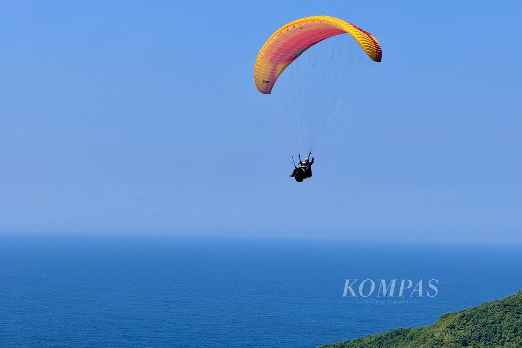 Para undangan mencoba terbang tandem pada pembukaan International Paragliding Accuracy Championship (IPAC) 1st series 2024 di Sky Lancing Lombok, Desa Mekarsari, Kecamatan Praya Barat, Lombok Tengah, Nusa Tenggara Barat, Sabtu (11/5/2024).