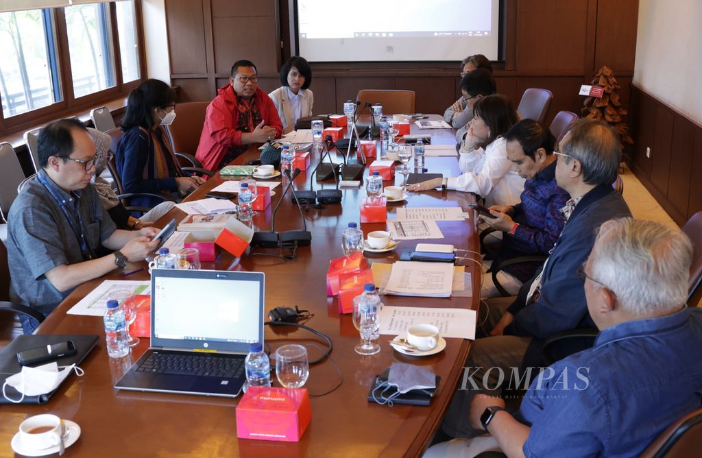 Apindo Chairman Anton Supit (second from right) with other Apindo management while participating in a discussion on employment at the Kompas Daily Editorial Office, Jakarta, Tuesday (13/12/2022).