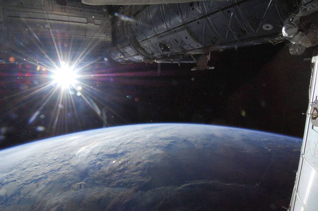 Citra Matahari di atas lengkung Bumi yang diambil antariksawan yang sedang bertugas di Stasiun Ruang Angkasa Internasional (ISS) pada 21 Mei 2013.