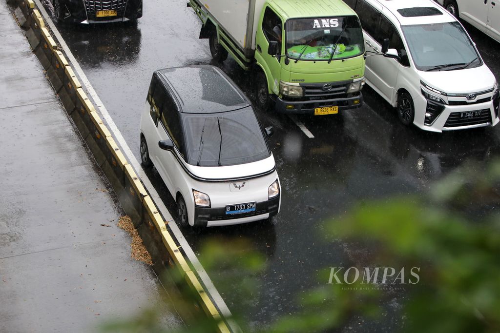 Mobil listrik melintas di Jalan Jenderal Sudirman, Jakarta, Jumat (16/12/2022). Pemerintah akan memberikan subsidi bagi pembeli mobil listrik dan motor listrik. 