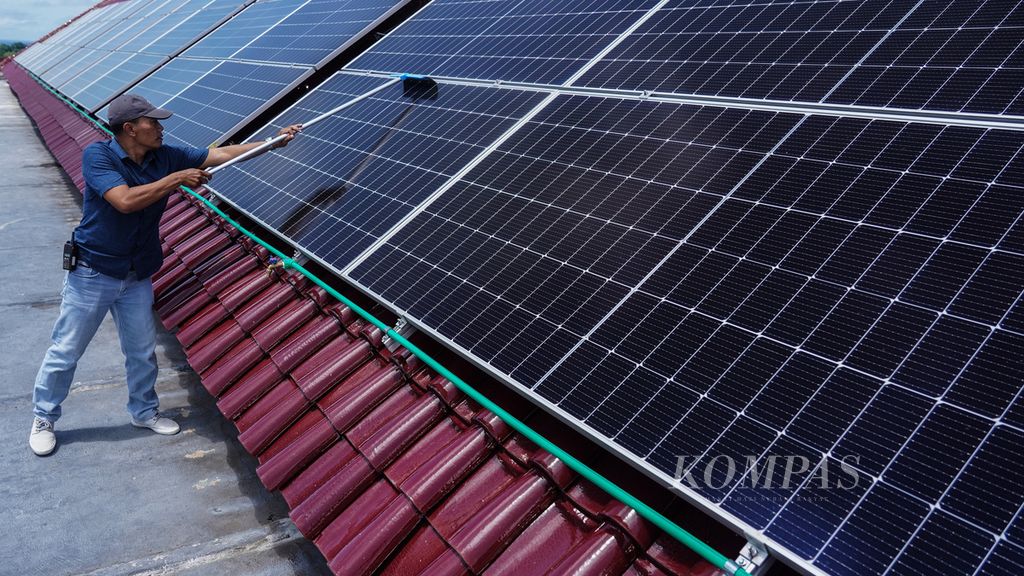 Panel surya yang terpasang di atap Hotel Santika Banyuwangi, Banyuwangi, Jawa Timur, Minggu (11/9/2022). 