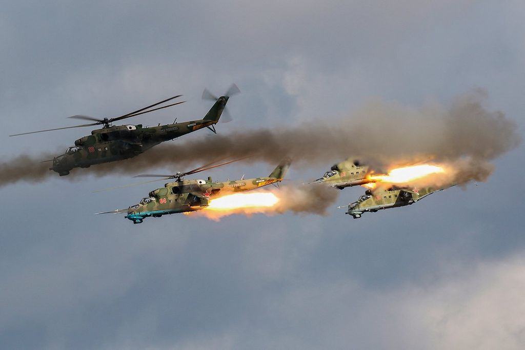 Helikopter tempur Rusia melepaskan tembakan dalam latihan militer gabunganZapad-2021yang digelar angkatan bersenjata Federasi Rusia dan Republik Belarus di Pangkalan Militer Mulino di wilayah Nizhny Novgorod, sekitar 450 kilometer sebelah timur Moskwa, Rusia. Zapad 2021 dilakukan di beberapa lokasi di Rusia dan Belarus.