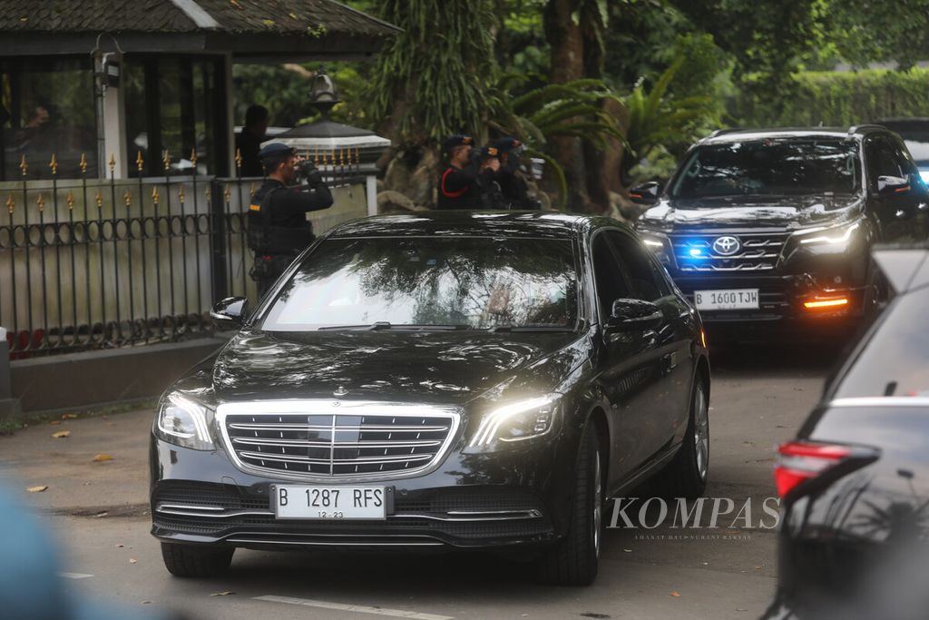 Rombongan mobil yang ditumpangi Presiden Joko Widodo dan capres PDI-P, Ganjar Pranowo, keluar dari Rumah Batutulis, Kota Bogor, Jawa Barat, Jumat (21/4/2023). 