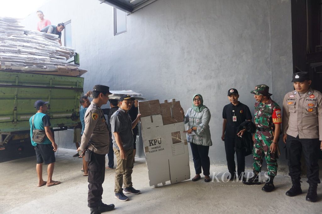 Komisi Pemilihan Umum Kabupaten Banyumas menerima 3.525 kotak suara yang disimpan di gudang logistik Karangnanas, Kecamatan Sokaraja, Kabupaten Banyumas, Jawa Tengah, Sabtu (2/12/2023).