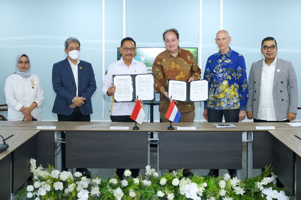 Kepala Otorita IKN Bambang Susantono dan Dekan Leiden-Delf-Erasmus Profesor Wim van den Doel (tengah) menandatangani nota kesepahaman untuk kerja sama ilmiah dalam pengembangan kota baru di Kantor Otorita IKN, di Jakarta, Senin (18/3/2024).