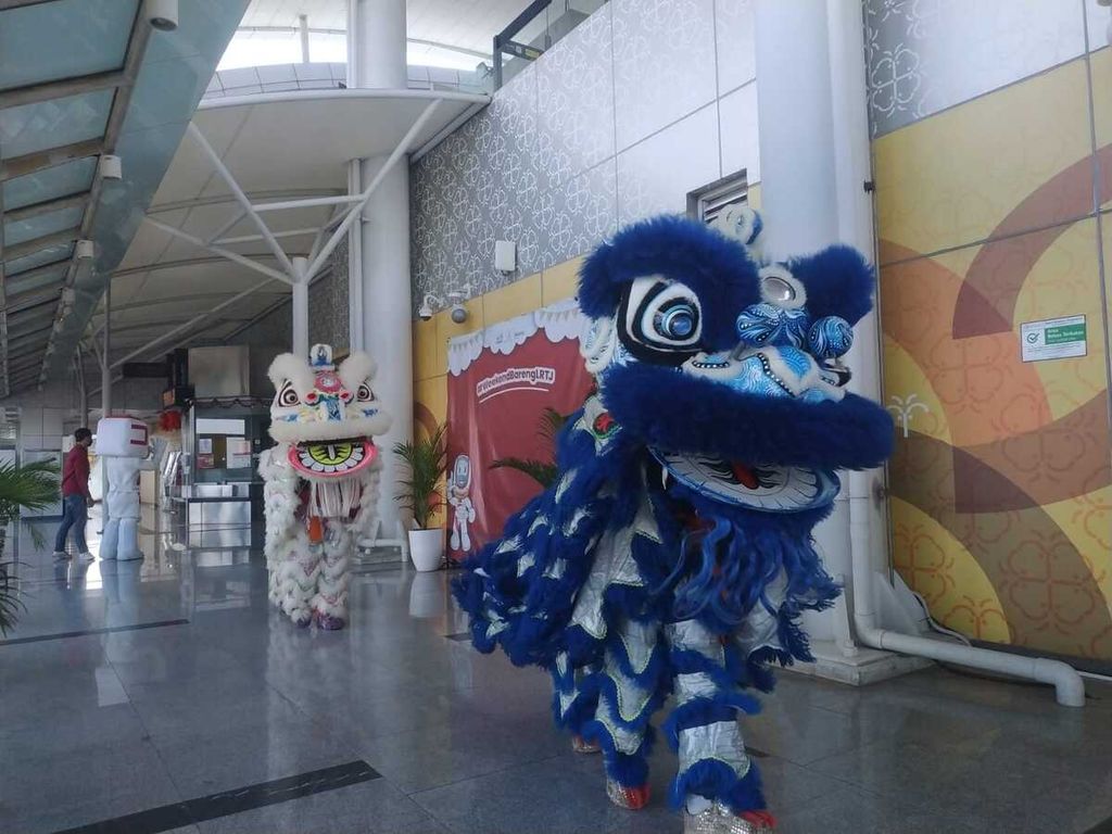 Pertunjukan barongsai di Stasiun LRT Boulevard Utara, Jakarta Utara, Minggu (22/1/2023).