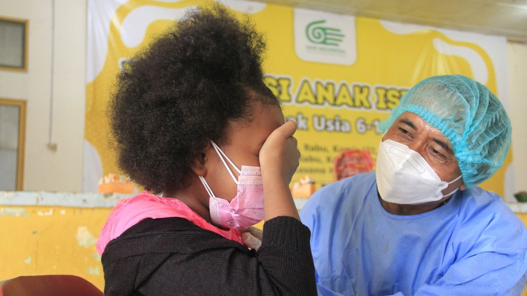 Seorang anak menutup matanya saat menerima suntikan vaksin Covid-19 di Gedung Sasono Hinggil Dwi Abad, Yogyakarta, Selasa (21/12/2021). Pemberian vaksin produksi Sinovac dosis pertama tersebut diberikan kepada anak usia 6-11 tahun. 