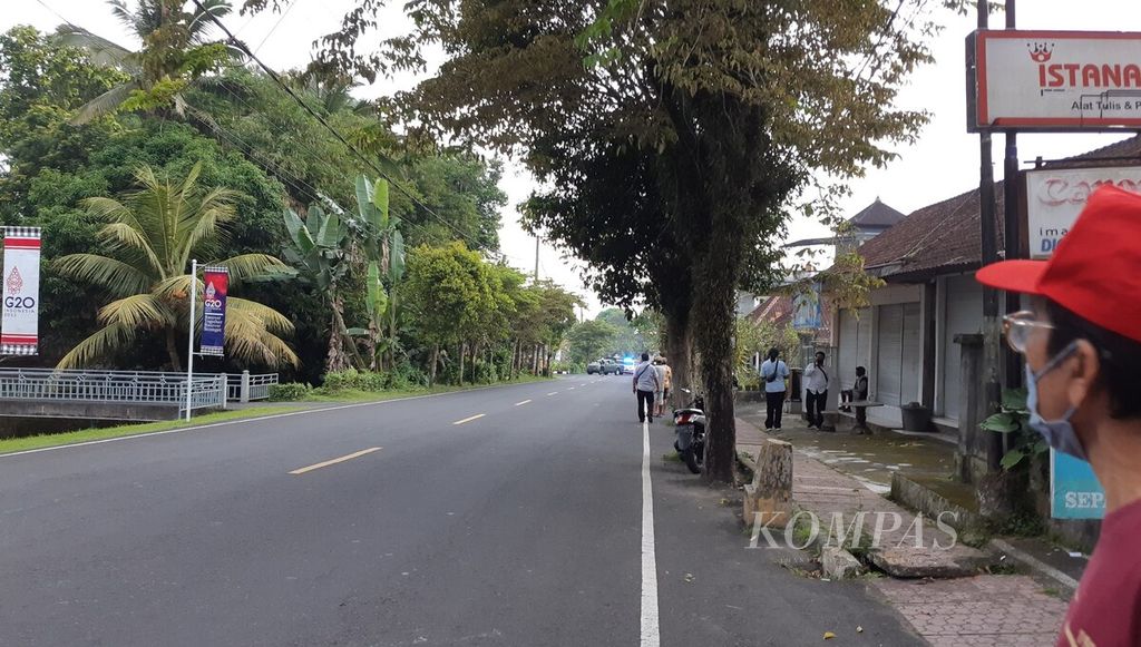 Warga menunggu tibanya iring-iringan kendaraan yang membawa Presiden RI dan rombongan ke Istana Kepresidenan Tampaksiring, Gianyar, Bali, Rabu (4/5/2022).