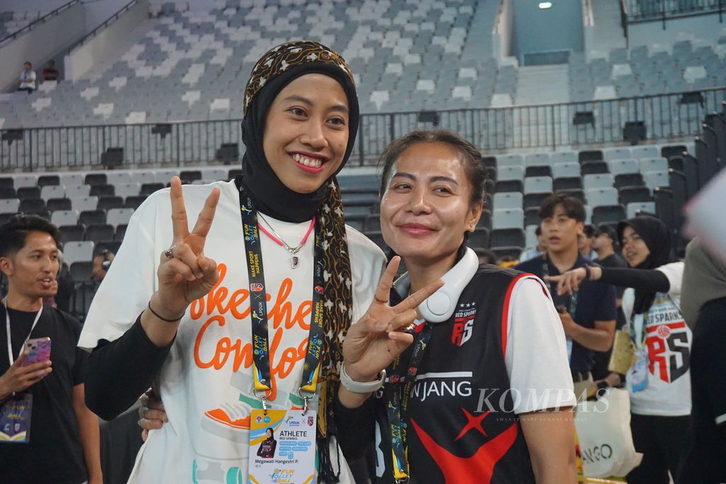 Salah seorang penggemar, Made Ayu Ratih, berfoto bersama dengan Megawati Hangestri Pertiwi dalam acara tanda tangan (<i>fansign</i>) bersama di Stadion Indonesia Arena, Sabtu (20/4/2024). 