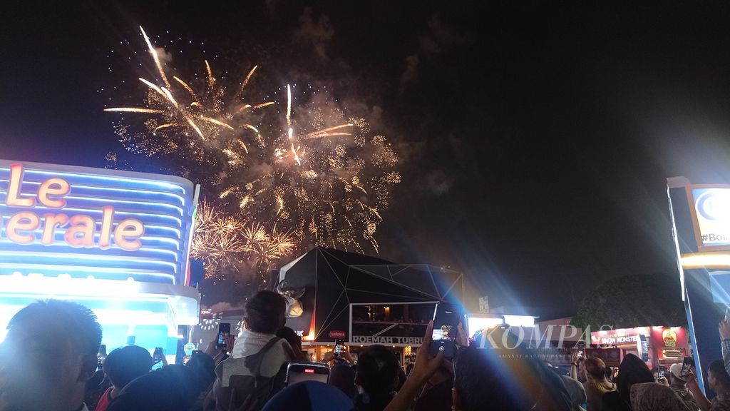 Suasana pembukaan Jakarta Fair Kemayoran 2023 di Jakarta International Expo, Kemayoran, Jakarta Pusat, Rabu (14/6/2023) malam. Pameran multiproduk ke-54 ini berlangsung hingga 16 Juli nanti.