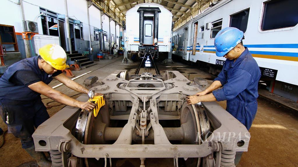 Pekerja memeriksa dan memperbaiki kereta di Dipo Induk Kereta Daerah Operasi  IX di  Stasiun Banyuwangi Baru, Banyuwangi, Jawa Timur, Senin  (5/6). Menjelang mudik Lebaran, pemeriksaan sarana perjalanan kereta api semakin intensif untuk memastikan keamanan dan keselamatan perjalanan.
