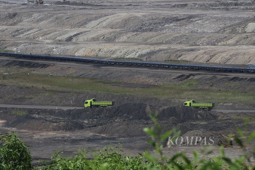 Dua truk melintas di kawasan Izin Usaha Pertambangan Airlaya di PT Bukit Asam, Kabupaten Muara Enim, Sumatera Selatan, Selasa (16/11/2021). Perusahaan ini menargetkan produksi batubara hingga 30 juta ton hingga akhir tahun 2021.