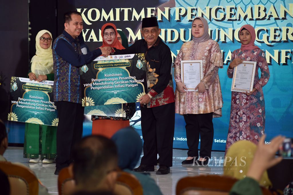 Penjabat Gubernur Sumatera Selatan Agus Fatoni bantuan pengembangan pesantren secara simbolis dalam Syariah Festival Sriwijaya 2024 di Palembang Indah Mall, Sumatera Selatan, Kamis (28/3/2024). 