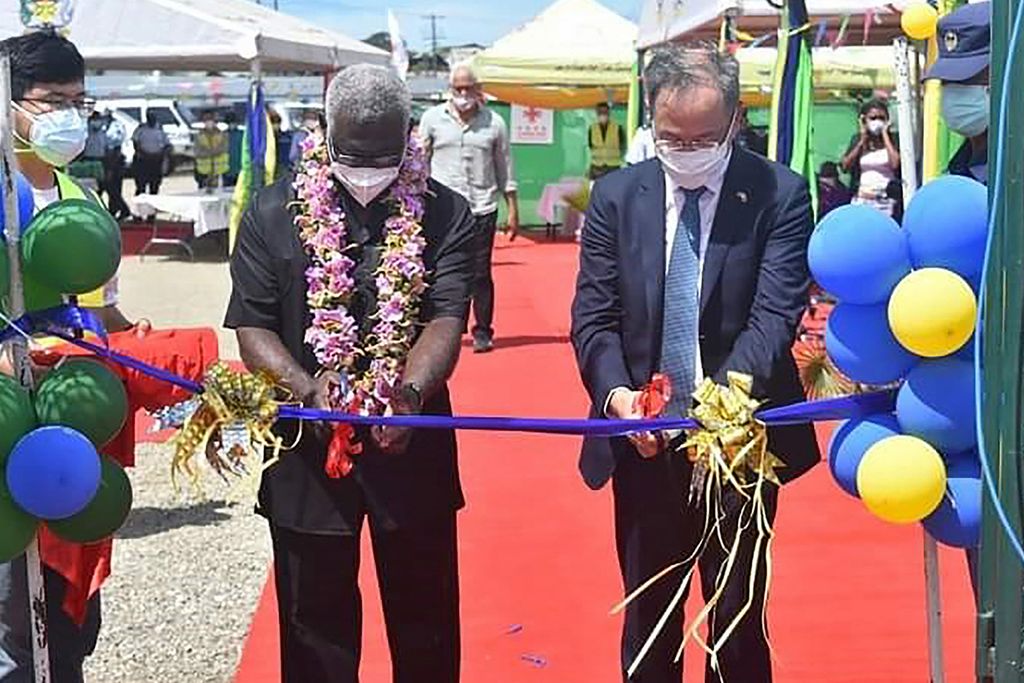 Perdana Menteri Kepulauan Solomon Manasseh Sogavare (kiri) dan Duta Besar China untuk Kepulauan Solomon Li Ming memotong pita guna meresmikan stadion nasional di Honiara pada tanggal 22 April 2022. Proyek ini dibiayai oleh China. 