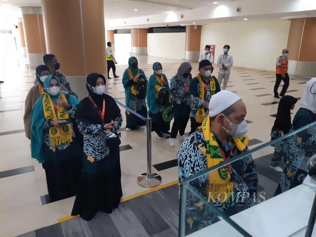 Sebanyak 45 calon anggota jemaah umrah mengantre untuk pemeriksaan dokumen di Bandara Internasional Jawa Barat (BIJB) Kertajati, Kabupaten Majalengka, Minggu (20/11/2022). Mereka berasal dari wilayah Cirebon, Indramayu, Majalengka, dan sekitarnya.