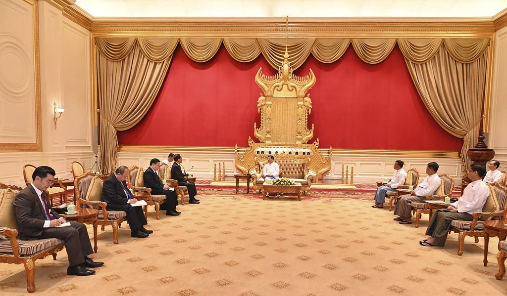 Foto yang dirilis oleh TIm Informasi dan Berita MIliter Myanmar memperlihatkan pemimpin junta militer Myanmar, Jenderal Min Aung Hlaing (tengah), berbincang dengan Utusan Khusus Ketua ASEAN Aluenko Kittikhoun (keempat dari kiri) di Naypyidaw, Myanmar, Rabu (10/1/2024). Hlaing menyatakan penerapan 5PC ASEAN harus menyesuaikan dengan rencana junta.