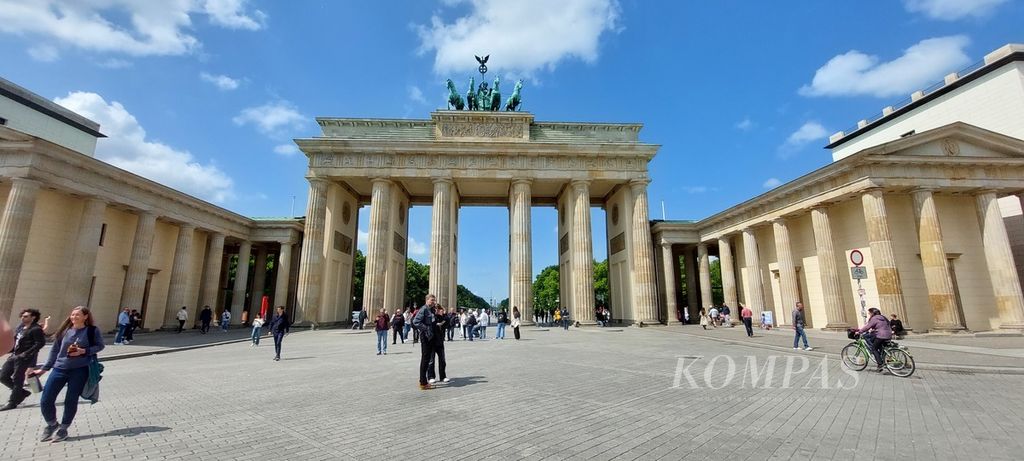 Brandenburg Gate (Gerbang Brandenburg), Berlin, Jerman, Kamis (25/5/2023)