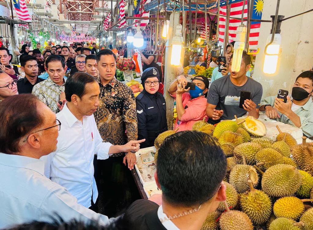 Presiden Joko Widodo dan Perdana Menteri Malaysia Anwar Ibrahim mengunjungi Pasar Chow Kit, Kuala Lumpur, Malaysia, Kamis (8/6/2023). Hal ini dilakukan seusai pertemuan bilateral.