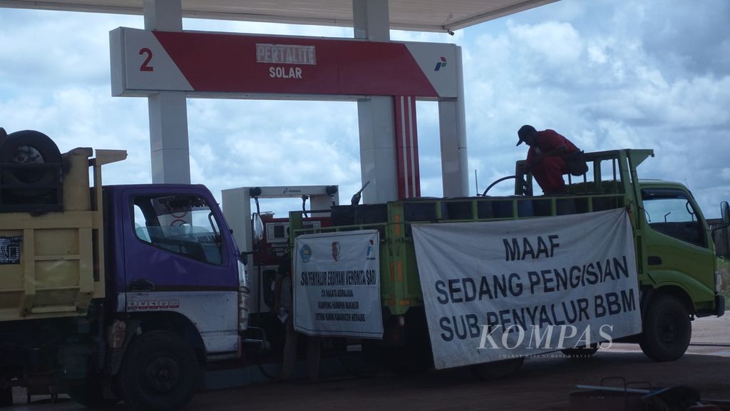 Petugas dalam pengisian bahan bakar minyak di SPBU di Kampung Harapan Makmur, Distrik Kurik, Kabupaten Merauke, Papua, Selasa (8/11/2022). Harga bahan bakar minyak jenis solar dijual Rp 6800, sedangkan pertalite Rp 10.000 di SPBU tersebut. 