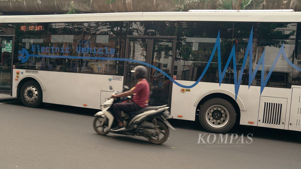 Bus Transjakarta menunggu keberangkatan di sekitar Stasiun Tebet, Jakarta Selatan, Minggu (19/6/2022). Transjakarta mengoperasikan tiga merek bus listrik di rute non-BRT Kampung Melayu-Tanah Abang. Ketiga merek itu adalah Zhongtong, Skywell, dan Golden Dragon. PT Transportasi Jakarta secara bertahap akan beralih dari penggunaan bus berbahan bakar fosil ke bus listrik yang lebih ramah lingkungan. 