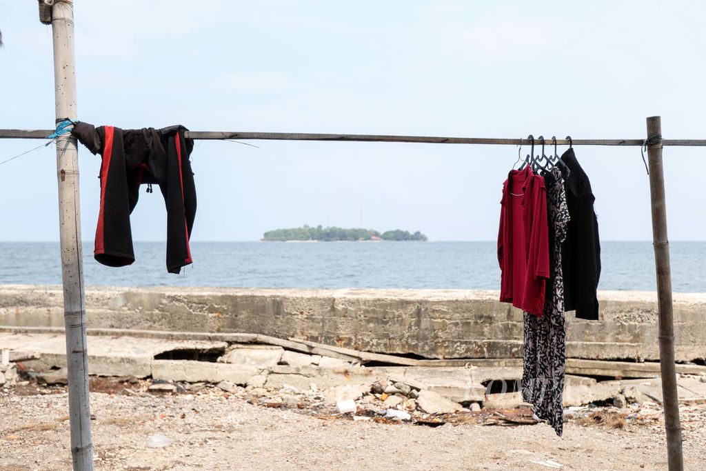 Jemuran pakaian pengurus Pulau Ornust, Kepulauan Seribu, DKI Jakarta, Rabu (15/11/2023). 