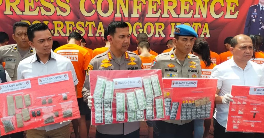 Kepolisian Resor Kota Bogor menunjukan barang bukti narkotika dari pengungkapan 16 kasus, Selasa (28/3/2023). Satuan Reserse Narkoba Polres Bogor menangkap 21 tersangka.