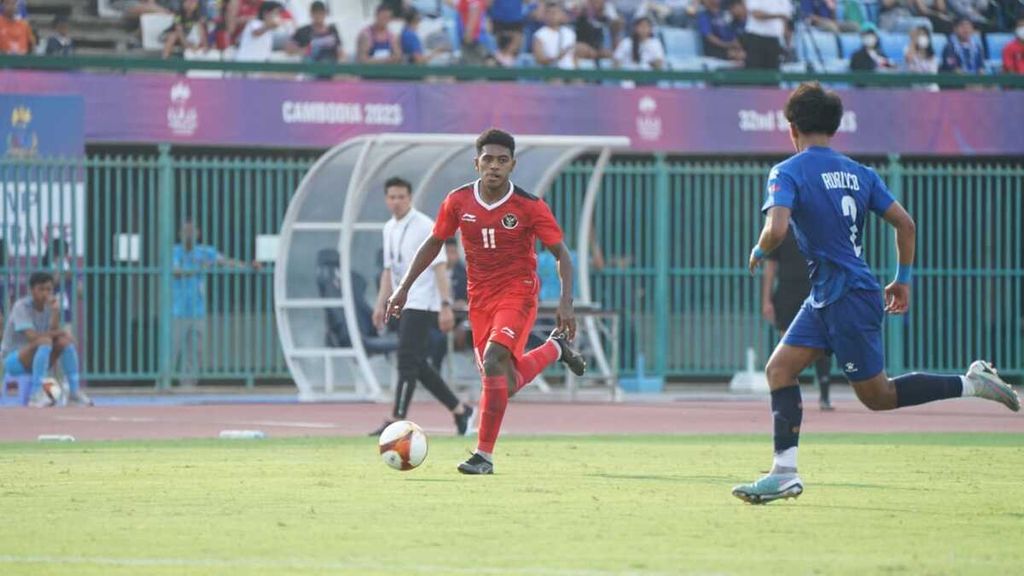 Penyerang tim sepak bola Indonesia U-22, Jeam Kelly Sroyer, menggiring bola dengan dibayangi para pemain belakang Filipina pada laga sepak bola SEA Games Kamboja 2023, Sabtu (29/4/2023), di Stadion National Olympic, Phnom Penh, Kamboja. Indonesia memastikan poin penuh pada laga pertama dengan mengalahkan Filipina, 3-0.