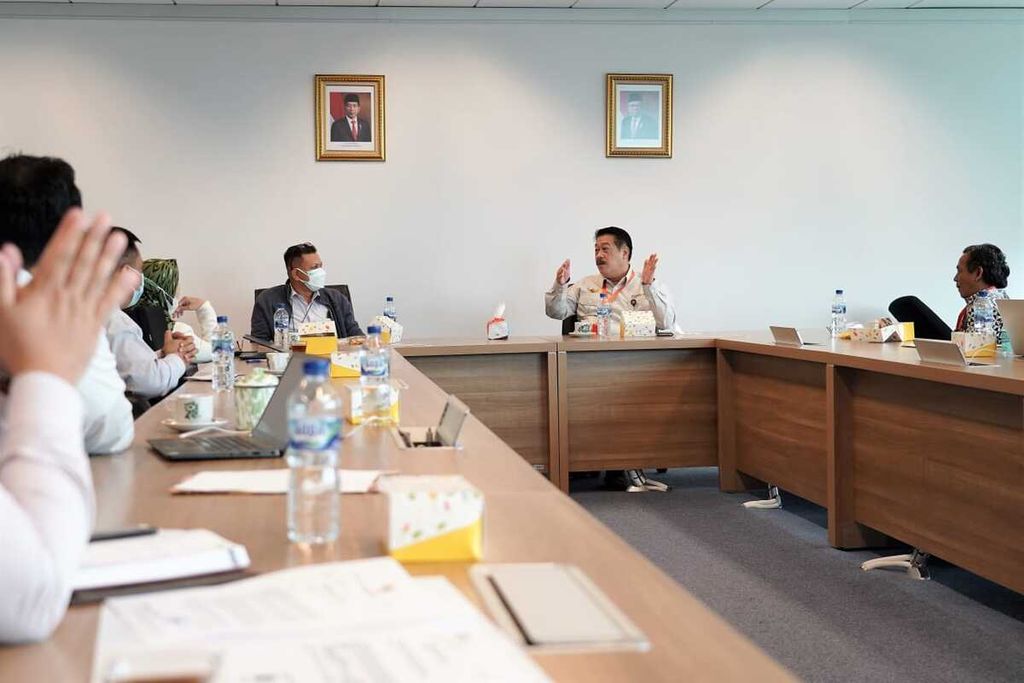 Tim Satgas Penanganan Koperasi Bermasalah berdialog tertutup dengan OJK di Kantor OJK, Jakarta, Senin (31/1/2022), untuk membahas kerja sama dalam menangani koperasi simpan pinjam yang bermasalah hukum. (Arsip Kementerian Koperasi dan UKM)