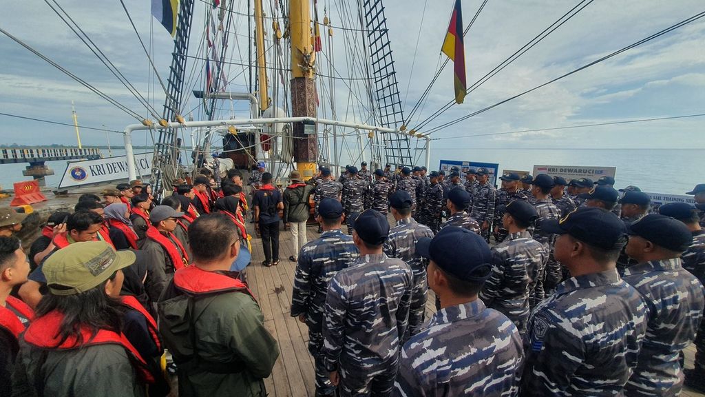 Para laskar rempah dan prajurit TNI AL melaksanakan apel pagi di geladak kapal layar KRI Dewaruci sebelum bertolak ke Dumai dari dermaga Tanjung Keluang, Belitung Timur, Provinsi Kepulauan Bangka Belitung, Rabu (12/6/2024).