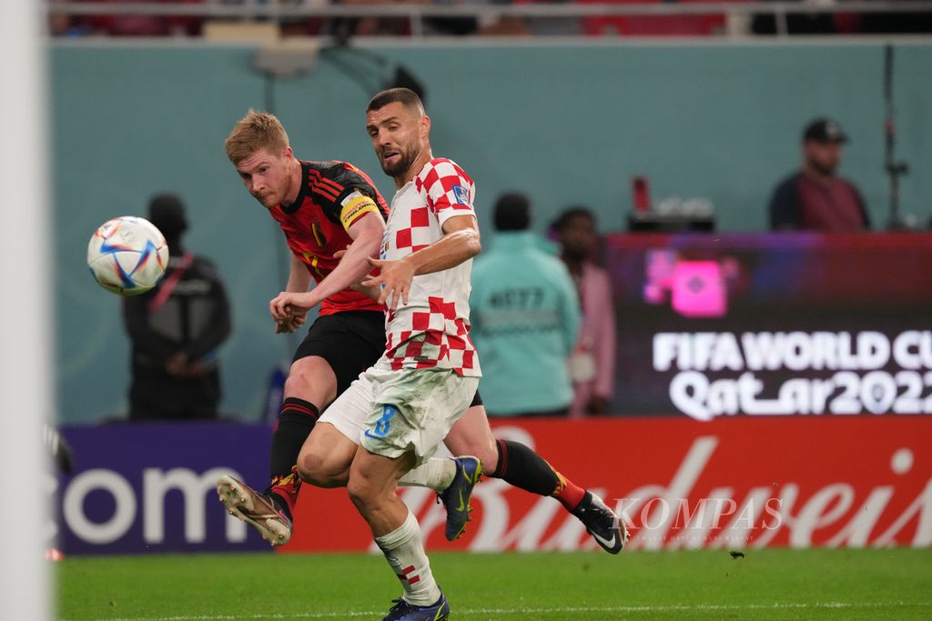 Pemain Belgia, Kevin De Bruyne, berusaha menendang bola ke gawang Kroasia dalam pertandingan di fase Grup F di Stadion Ahmad Bin Ali, Qatar, Kamis (1/12/2022). Pertandingan berakhir imbang 0-0.