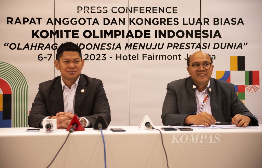 Ketua Komite Olimpiade Indonesia (KOI) Raja Sapta Oktohari (kiri) dan Komite Eksekutif KOI & Ketua Panitia Rapat Anggota-Kongres Luar Biasa (KLB) KOI 2023 Jadi Raja Gukguk dalam konferensi pers penutupan KLB KOI 2023 di Jakarta, Selasa (7/3/2023). 