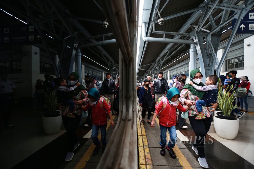 Pemudik menuju gerbong kereta jelang. keberangkatan di stasiun Pasar Senen, Jakarta Pusat, Rabu (27/4/2022). 