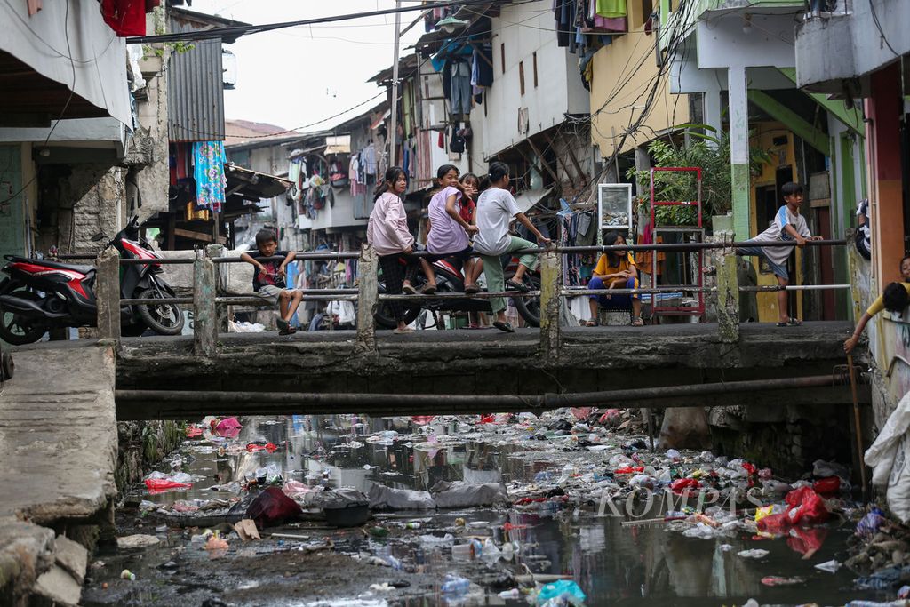 Aktivitas remaja di kawasan RW 14 Kebon Melati, Tanah Abang, Jakarta, Rabu (19/6/2024). Tinggal menghitung hari Kota Jakarta menginjak usianya yang ke-497. Kota Jakarta yang disiapkan menjadi kota global saat tidak lagi berstatus sebagai Ibu Kota negara ini masih memiliki sejumlah permasalahan yang tidak kunjung selesai, salah satunya kemiskinan. 