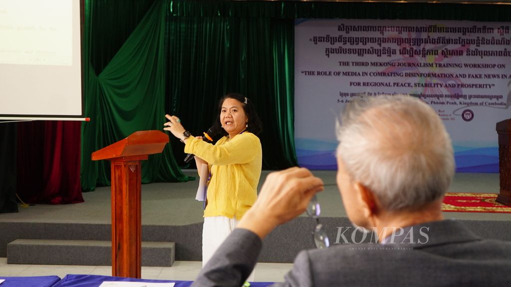 Suasana diskusi mengenai peran media dalam memerangi hoaks bertajuk &quot;The Role of Media in Combating Disinformation and Fake News in the AI Context for Regional Peace, Stability and Prosperity&quot; di Royal Academy of Cambodia, Phnom Penh, Kamboja, Kamis (6/6/2024). Hasil diskusi membuahkan seruan bersama terkait upaya memerangi hoaks.