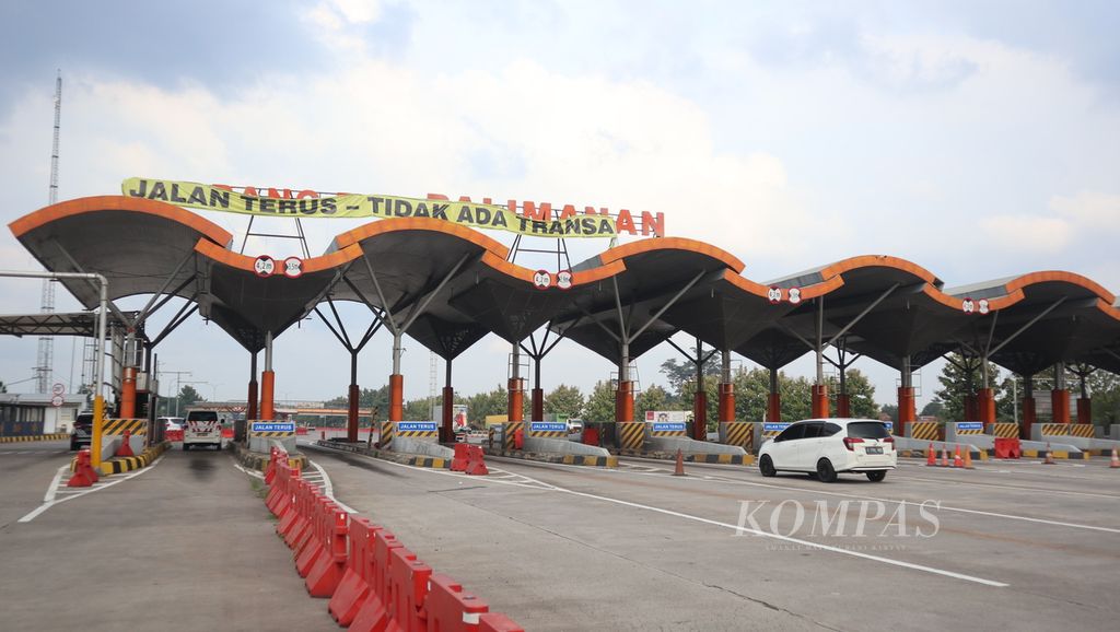 Kendaraan melintasi gerbang Tol Palimanan, Kabupaten Cirebon, Jawa Barat, Selasa (11/4/2023). Tidak ada transaksi di gerbang tol tersebut sehingga kendaraan tidak perlu berhenti.